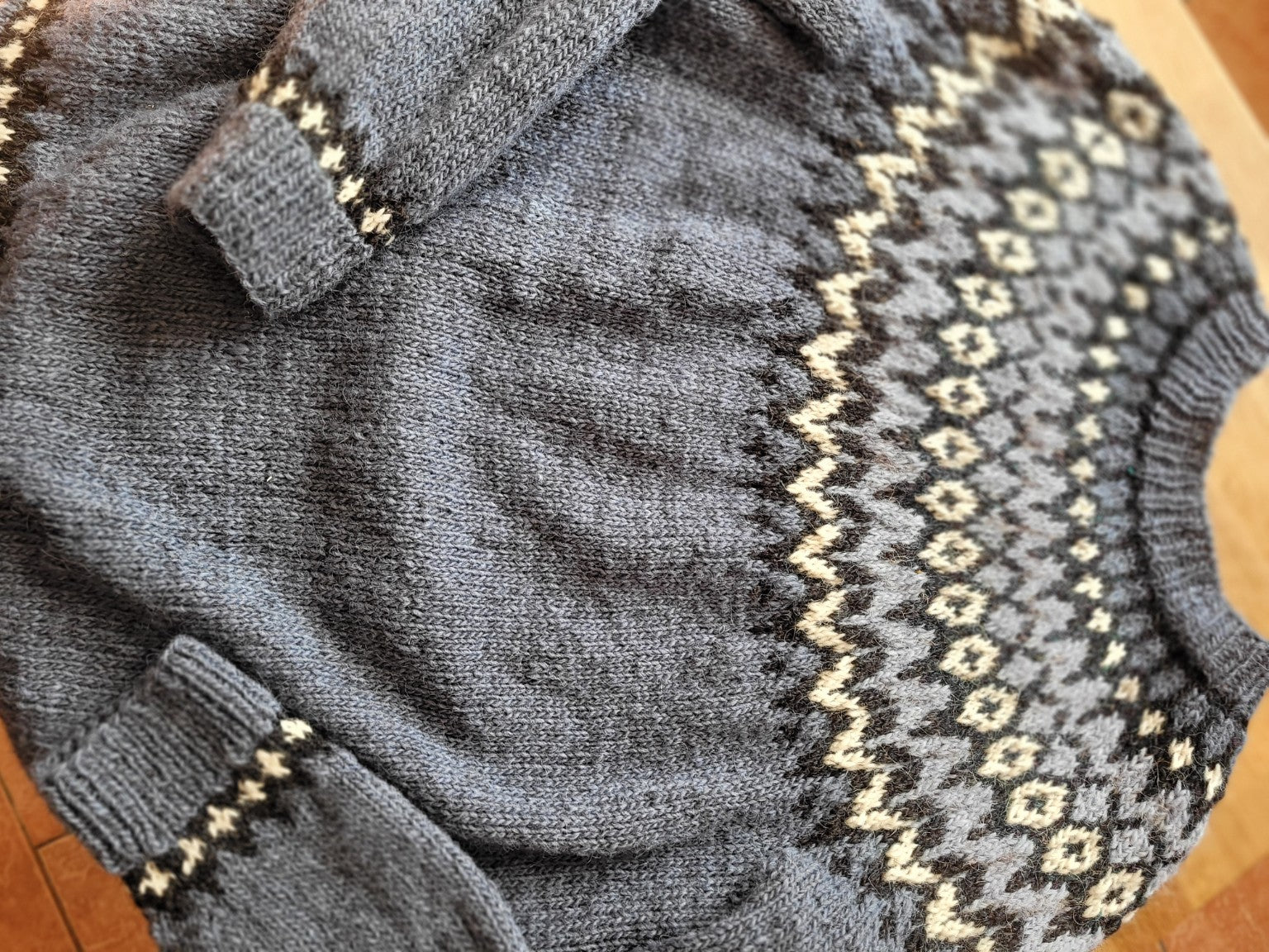Ärmelabschluss mit traditionellem isländischem Muster – handgestrickter Islandpullover Riddari von Maschenhexe