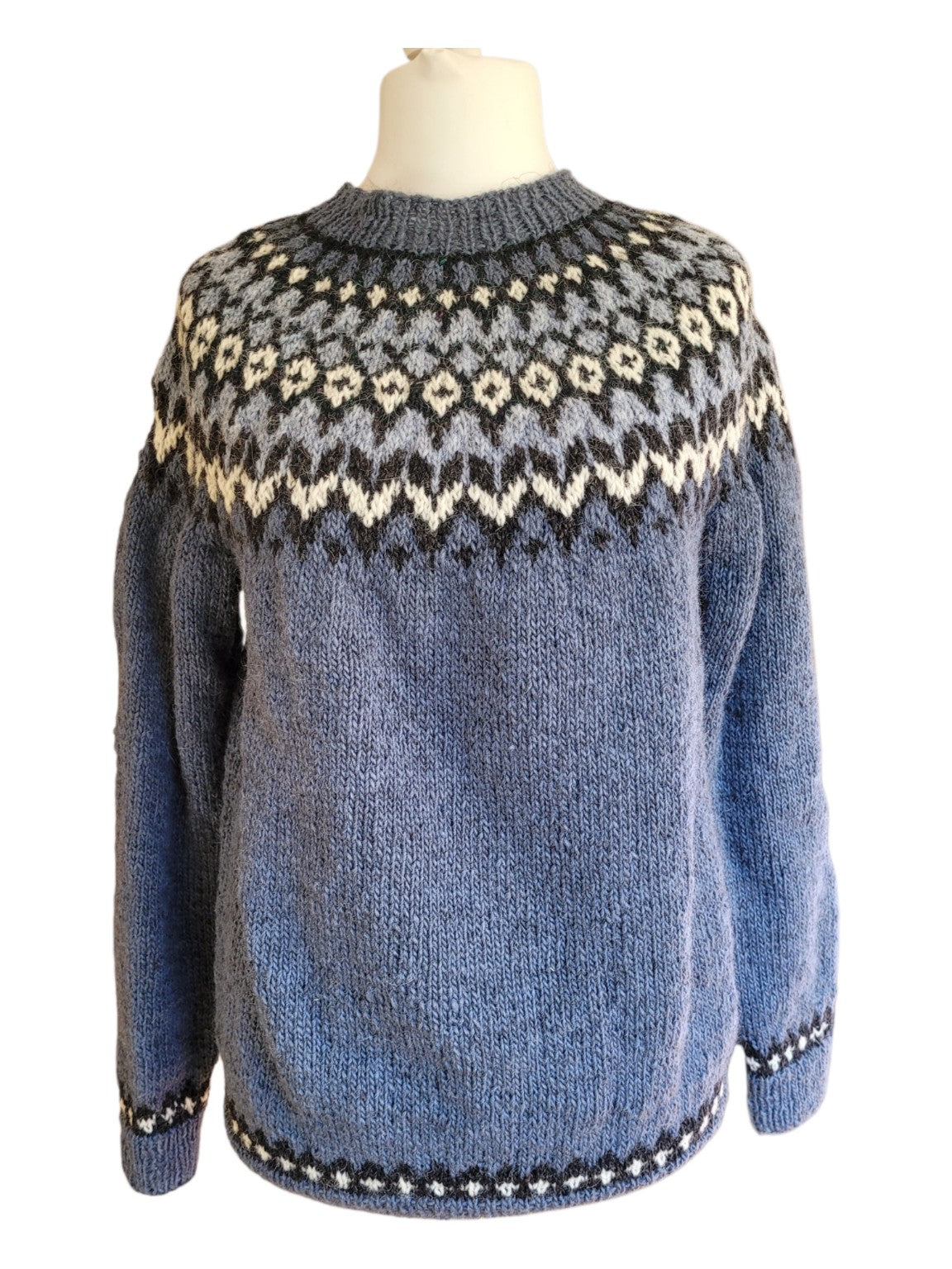 Handgestrickter Islandpullover Riddari in jeansblau mit traditionellem Rundpassenmuster – Maschenhexe